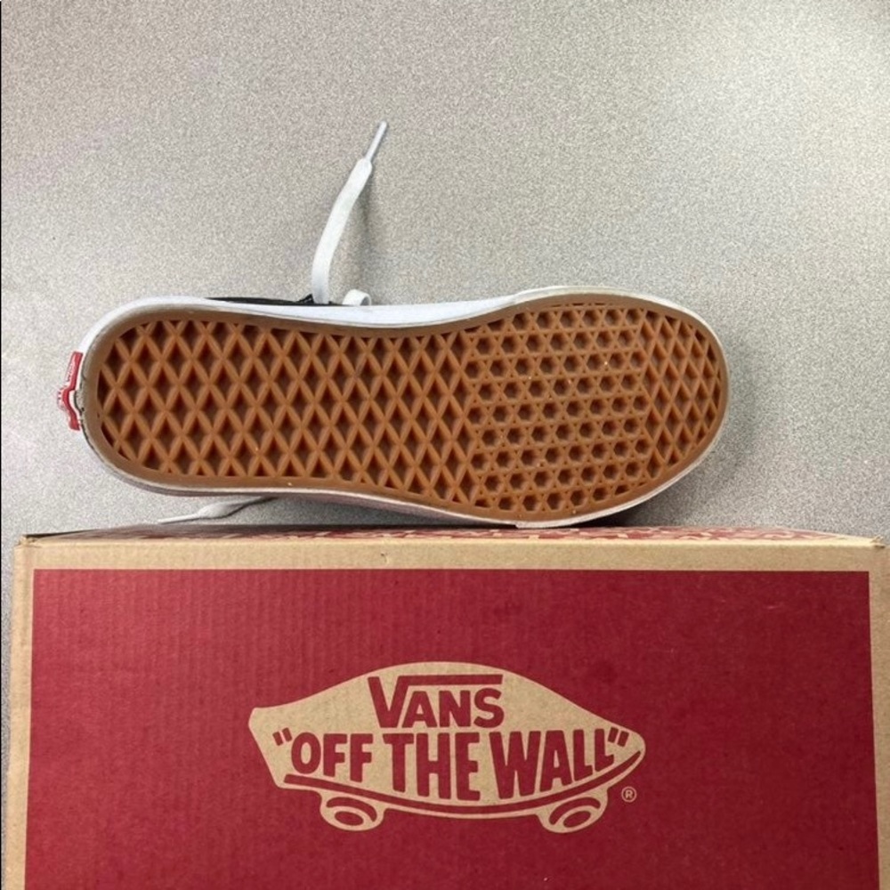 Vans - Picture 3 of 6